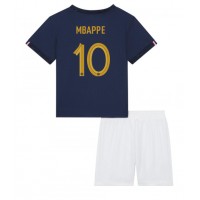 Camisa de time de futebol França Kylian Mbappe #10 Replicas 1º Equipamento Infantil Mundo 2022 Manga Curta (+ Calças curtas)